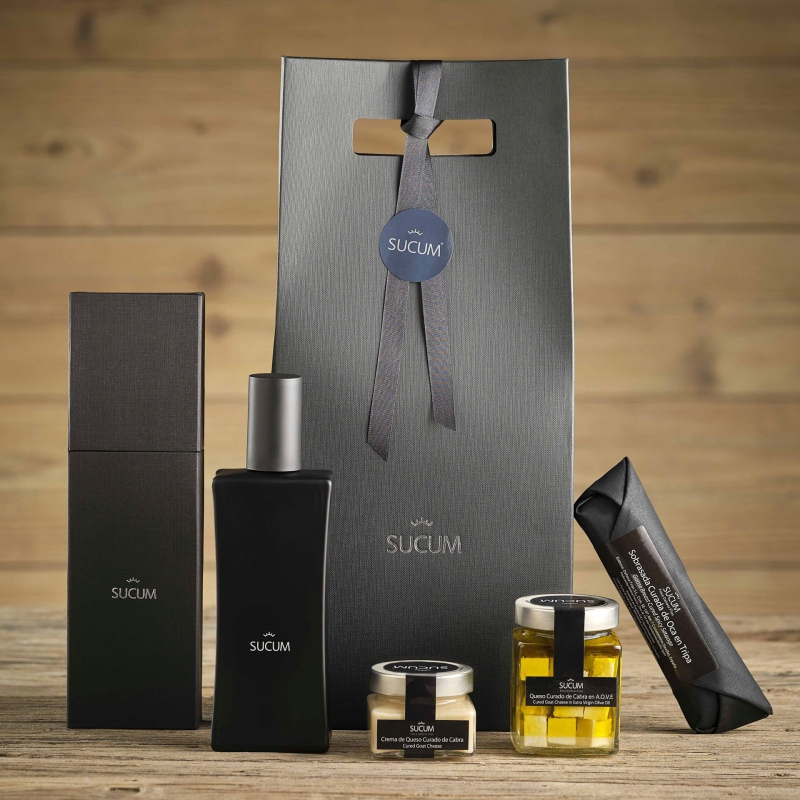Bolsa regalo SUCUM con aceite de oliva, queso curado en AOVE, crema de queso y sobrasada de oca.