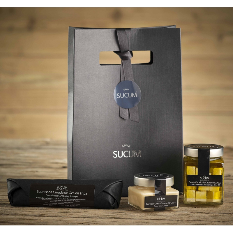 Bolsa regalo SUCUM con sobrasada curada de oca, crema de queso curado y queso en aceite.