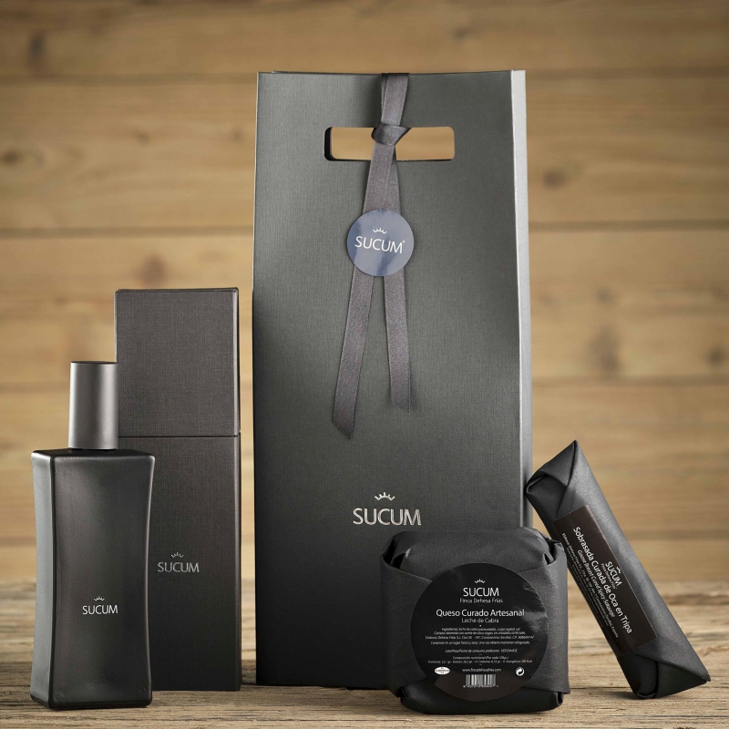 Bolsa regalo SUCUM con botella, queso curado artesanal y jabón de aceite de oliva.