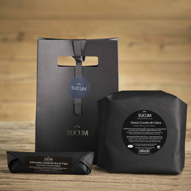 Bolsa regalo SUCUM con queso curado de cabra y sobrasada curada de oca en tripa.