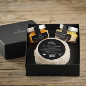 Estuche regalo SUCUM con queso curado artesanal, paté de hígado de oca y mermelada de cítricos.
