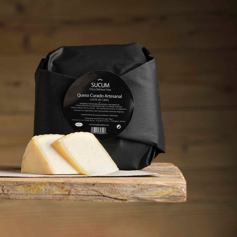 Queso curado artesanal de leche de cabra SUCUM con varias cuñas cortadas.