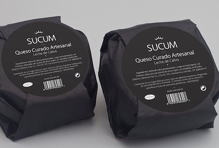 Queso curado artesanal de leche de cabra SUCUM presentado en cuñas.