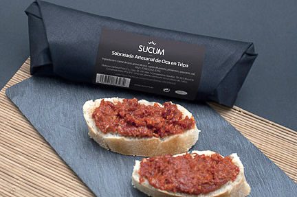 Sobrasada curada de oca SUCUM presentada sobre pan.